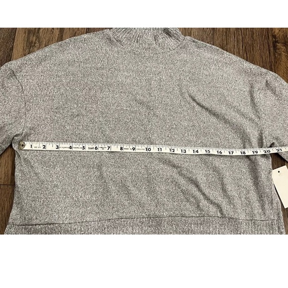 SO Junior Girls Gray Cropped Knit Pullover Sweater Size Medium, Mock Neck, NEW - Picture 6 of 8